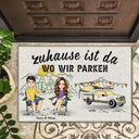 Gift For Couples,Gift For Husband,Gift For Wife,Gift For Boyfriend,Gift For Girlfriend,Camping,Campsite,Love - Zuhause Ist Da Wo Wir Parken Karikatur - Personalisierte Fußmatte