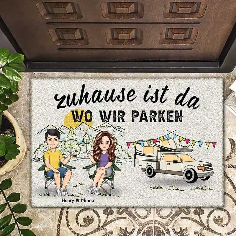 Gift For Couples,Gift For Husband,Gift For Wife,Gift For Boyfriend,Gift For Girlfriend,Camping,Campsite,Love - Zuhause Ist Da Wo Wir Parken Karikatur - Personalisierte Fußmatte