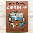 Gift For Couples, Camping, Love, Non-Eng, Travel - Das Abenteuerbuch Cartoon-Paar Campen - Personalisiertes Ledertagebuch