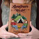 Gift For Couples, Camping, Love, Non-Eng, Travel - Das Abenteuerbuch Cartoon-Paar Campen - Personalisiertes Ledertagebuch